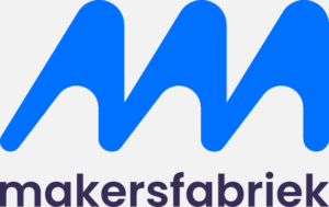 Helderblauwe zigzag logo van de Makersfabriek in Zwolle